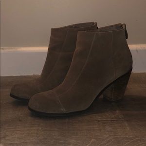 Like new Vince Camuto Graysen bootie - smile taupe